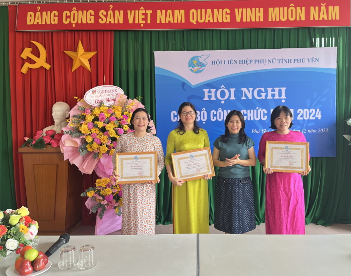 Chủ tịch Hội LHPN tỉnh Lê Đào An Xuân tặng bằng khen cho các tập thể.jpg
