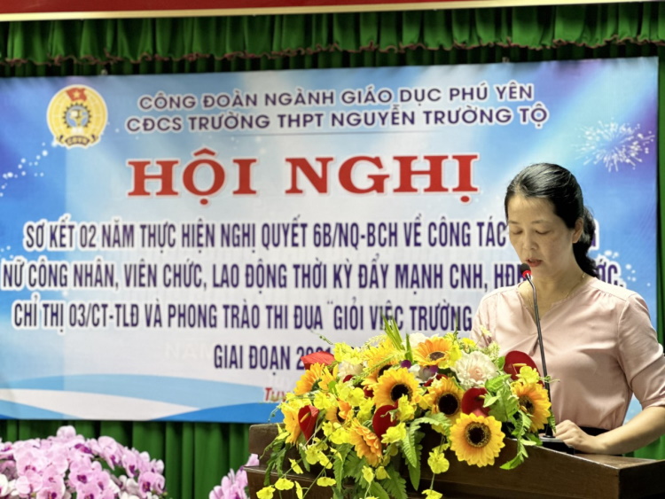 Cô Nguyễn Thị Huỳnh Mai trưởng ban nữ Công thông qua báo cáo sơ kết.jpg