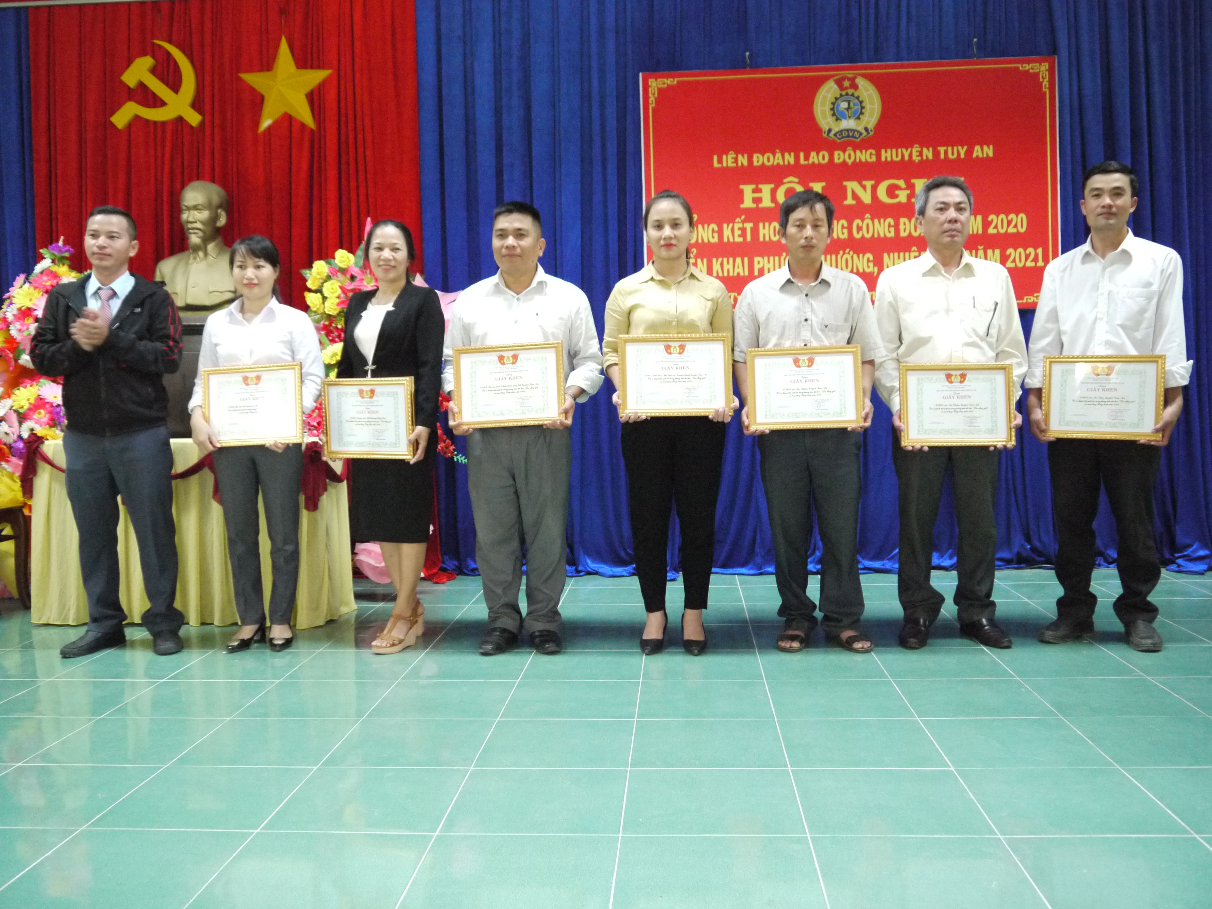 Lãnh đạo LĐLĐ huyện Tuy An trao giấy khen cho cá nhân có thành tích xuất sắc trong phong trào thi đua “gỏi việc nước, đảm việc nhà” trong nữ công nhân viên chức lao động năm 2020.JPG